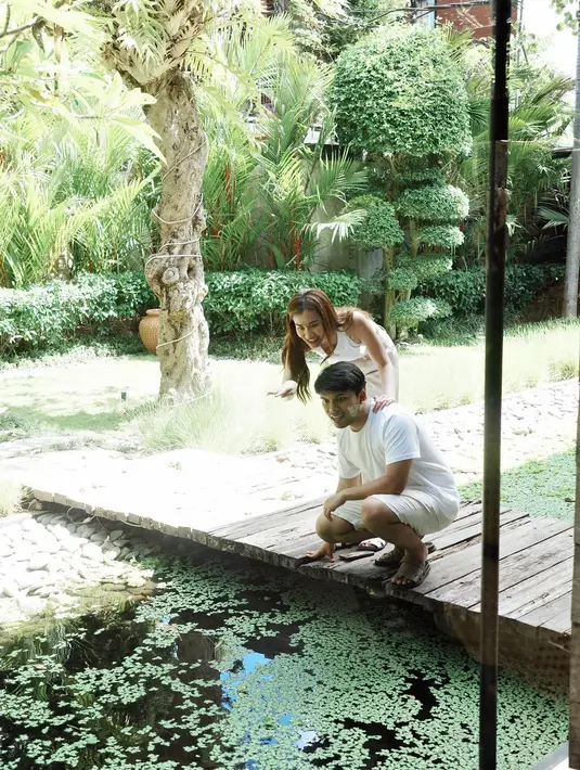 Unggahan ini mendapatkan banyak pujian netizen yang mengatakan keduanya sama-sama makin glowing setelah pulang dari berbulan madu. [Foto: Instagram/thariqhalilintar]