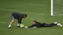Kiper timnas Makedonia Utara, Stole Dimitrievski (kanan) selama sesi latihan di stadion Steaua di Bucharest, Rumania, Sabtu (12/6/2021). Timnas Austria akan berhadapan dengan sang debutan Makedonia Utara di matchday 1 Grup C Euro 2020, Minggu (13/6) malam pukul 23.00 WIB. (Mihai Barbu, Pool via AP)