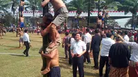 DPR menggelar pesta rakyat dan meraih rekor MURI untuk lomba panjat bambu betung terbanyak dalam sejarah Indonesia. (Liputan6.com/Gerardus Septian Kalis)