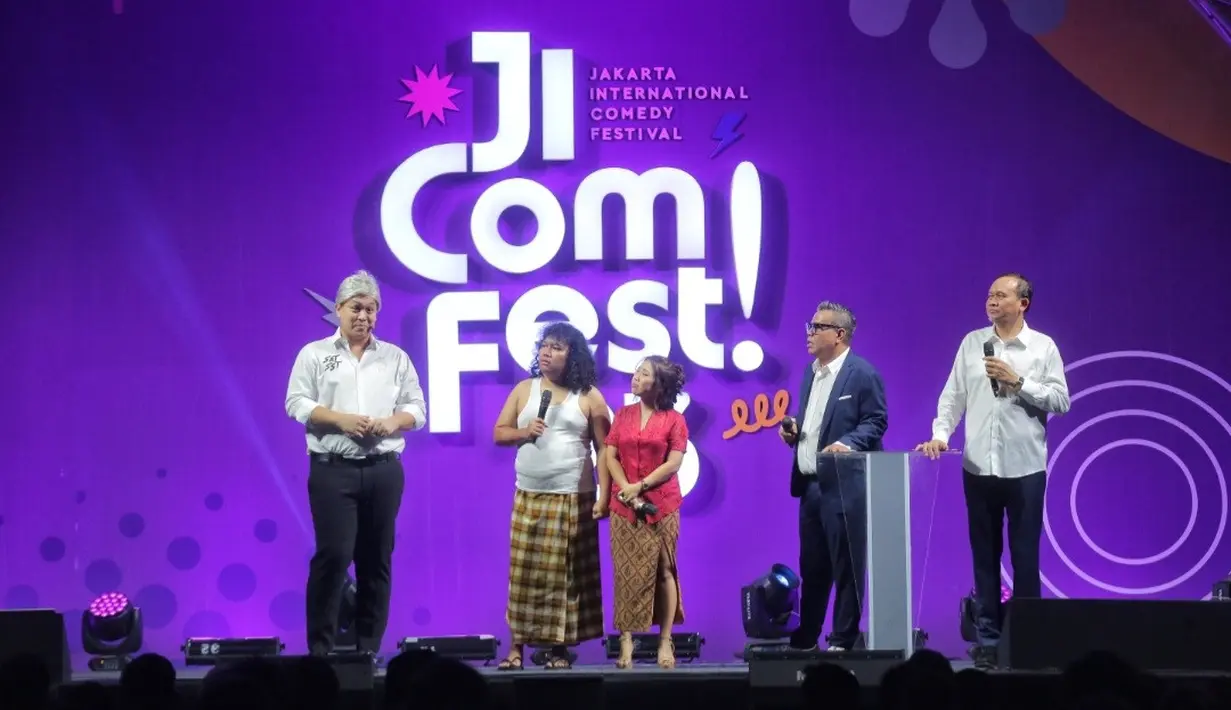 Di momen tersebut, Gilang Dirga mampu memerankan tiga capres. Lengkap dengan aksesoris dan pakaian yang dikenakannya. [Fimela/Adrian Utama Putra]