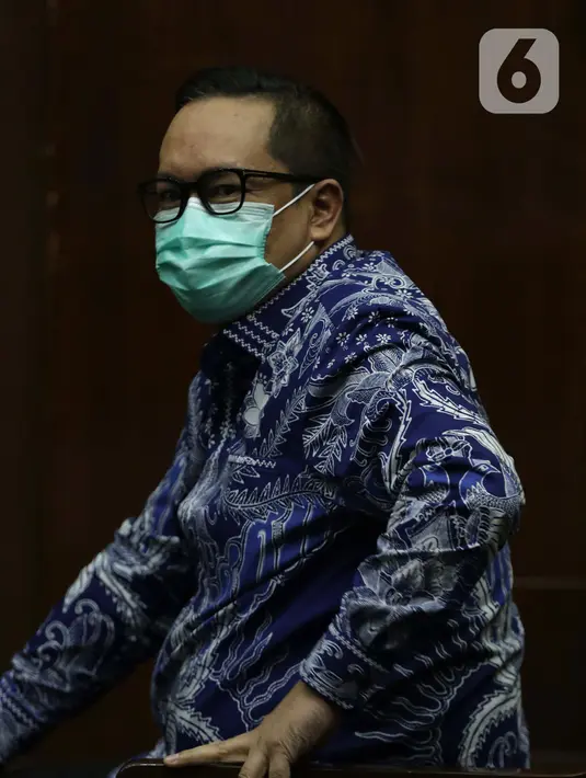 Terdakwa kasus dugaan suap penghapusan red notice atas nama Djoko S Tjandra, Brigjen (Pol) Prasetijo Utomo bersiap menjalani sidang pembacaan tuntutan di Pengadilan Tipikor Jakarta, Senin (8/2/2021). Prasetijo Utomo dituntut 2,5 tahun penjara, denda Rp 100 Juta. (Liputan6.comHelmi Fithriansyah)