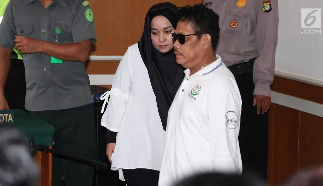 Terdakwa Anniesa Hasibuan memasuki ruangan untuk menjalani sidang kasus dugaan penipuan First Travel di PN Kota Depok, Senin (21/3). Dari saksi itu dua orang orang mantan karyawan First Travel dan tiga orang calon jemaah. (Liputan6.com/Immanuel Antonius)
