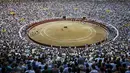 Ribuan penonton menyaksikan matador asal Spanyol, Julian Lopez "El Juli" bersiap melawan banteng di Festival adu banteng di Arena Canaveralejo, Cali, Kolombia, (28/12). Festival ini di adakan tiap setahun sekali menjelang akhir tahun. 