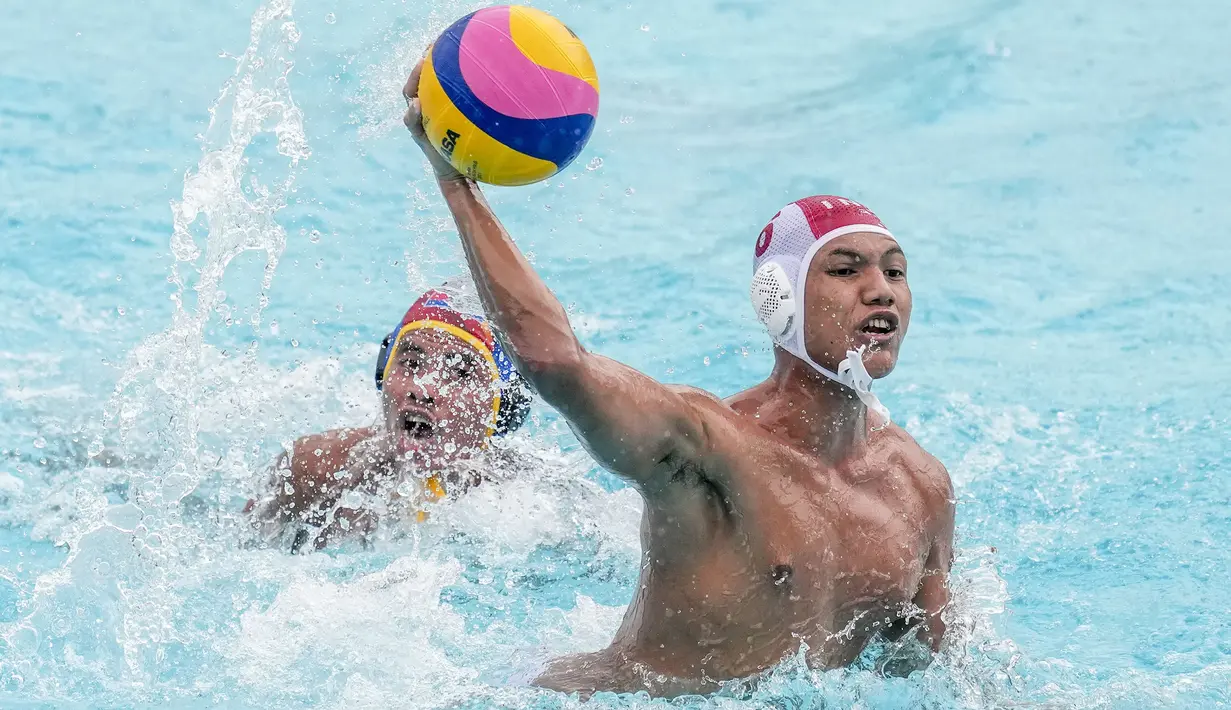 Pemain Tim Polo Air Indonesia, Hizkia Bimantoro berusaha melempar bola saat melawan Tim Polo Air Kamboja pada nomor polo air putra SEA Games 2023 di Phnom Penh, Kamboja, Jumat (13/05/2023). Indonesia menang telak dengan skor 37-2. (AP Photo/Tatan Syuflana)