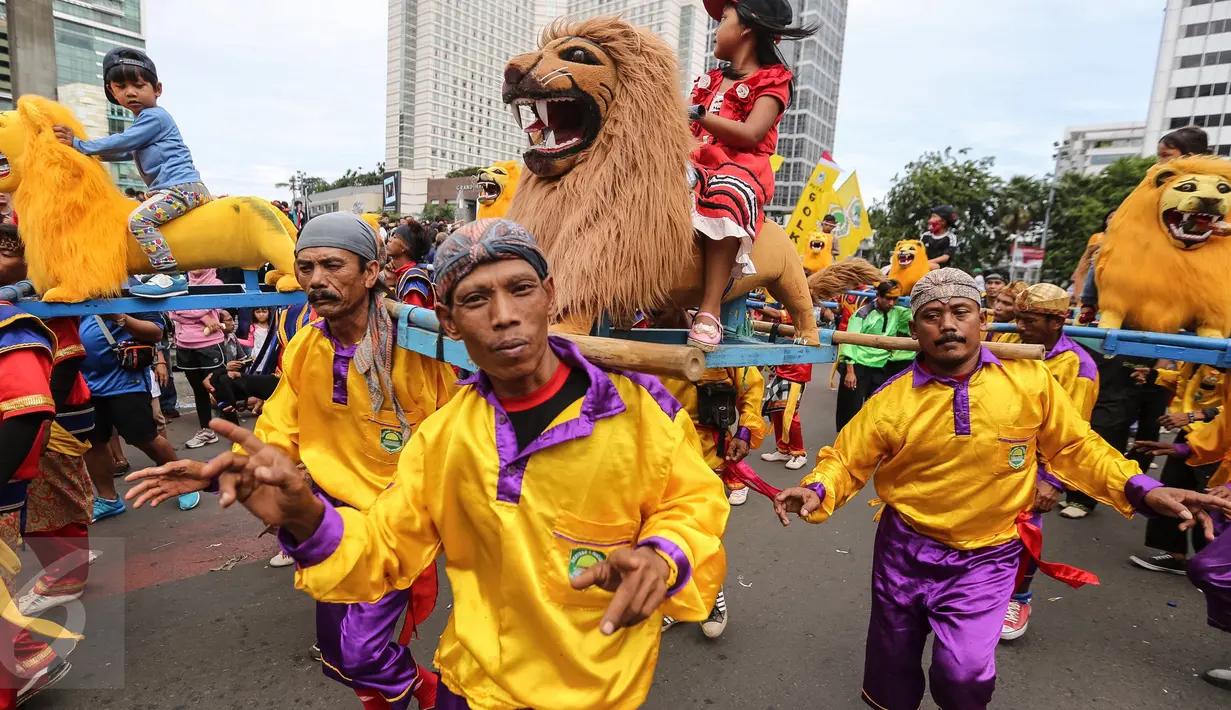 Kesenian Sisingaan Jaipong ikut meramaikan parade kebudayaan "Aksi Kita Indonesia" di Bundaran HI, Jakarta, Minggu (4/12). Selain membuat suasana meriah, pertunjukan kesenian asal Subang itu mengundang perhatian dari masyarakat (Liputan6.com/Fery Pradolo)