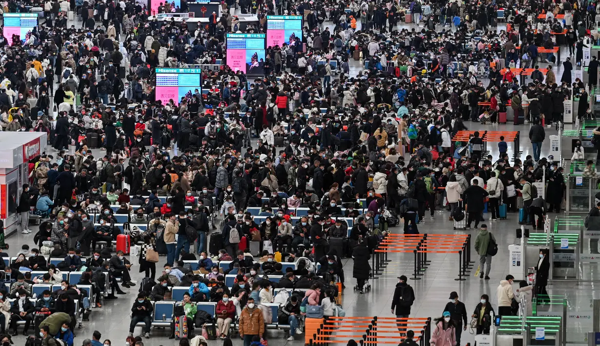 Calon penumpang menunggu kereta di Stasiun Hongqiao, Shanghai China, 11 Januari 2023. Migrasi tahunan di China dimulai dengan orang-orang kembali ke kampung halaman mereka untuk merayakan Tahun Baru Imlek. (Hector RETAMAL/AFP)