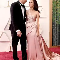 Melihat busana artis yang tunjukkan solidaritas untuk Ukraina di red carpet Oscars 2022 (instagram/zuhairmuradofficial)