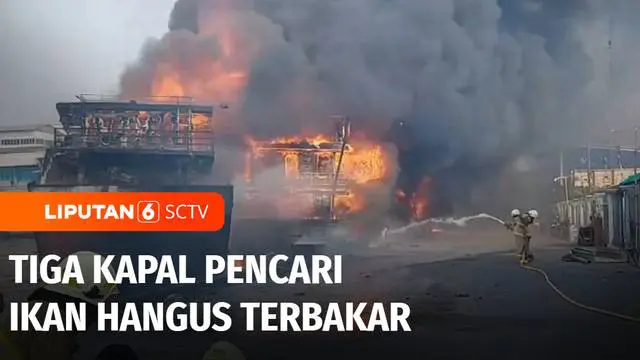 Tiga kapal pencari ikan terbakar di Pelabuhan Muara Baru, Penjaringan, Jakarta Utara. Banyaknya bahan bakar di dalam kapal membuat api cepat membesar dan sulit dipadamkan.