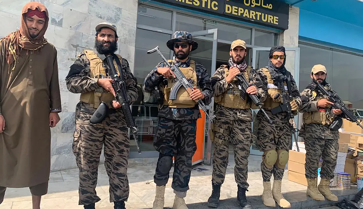 Pasukan Taliban berjaga-jaga dalam Bandara Internasional Hamid Karzai setelah penarikan Amerika Serikat (AS) di Kabul, Afghanistan, Selasa (31/8/2021). Taliban memegang kendali penuh atas Bandara Kabul setelah pesawat AS terakhir meninggalkan landasan pacu. (AP Photo/Kathy Gannon)