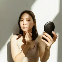 Wanita menggunakan cushion untuk alas bedak./copyright pexels