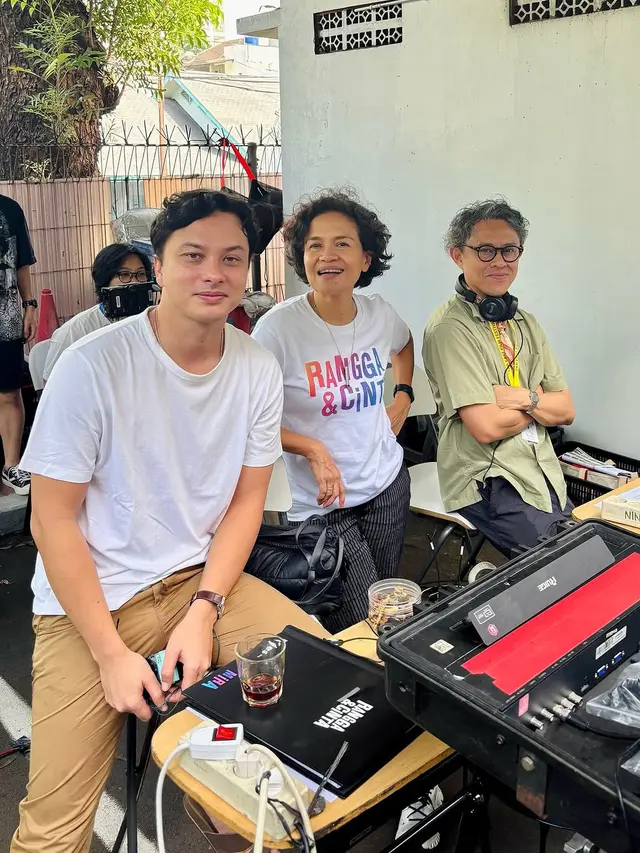 6 Potret Nicholas Saputra di Lokasi Syuting 'Rangga & Cinta', Jadi Co-Producer