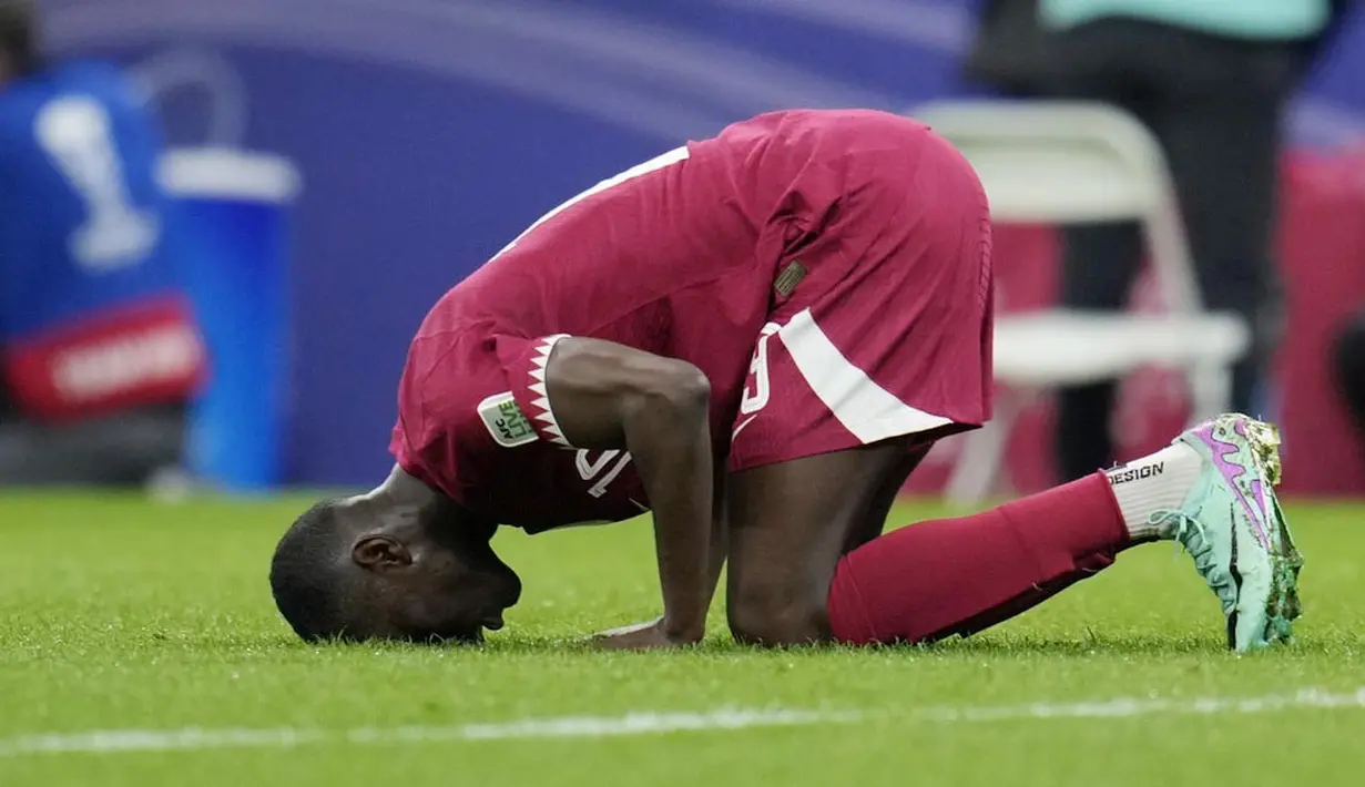 Pemain Qatar, Almoez Ali, melakukan selebrasi setelah mencetak gol ke gawang Lebanon pada babak penyisihan Grup A Piala Asia 2023 di Stadion Lusail, Jumat (12/1/2024). Qatar menang tiga gol tanpa balas. (AP Photo/Aijaz Rahi)