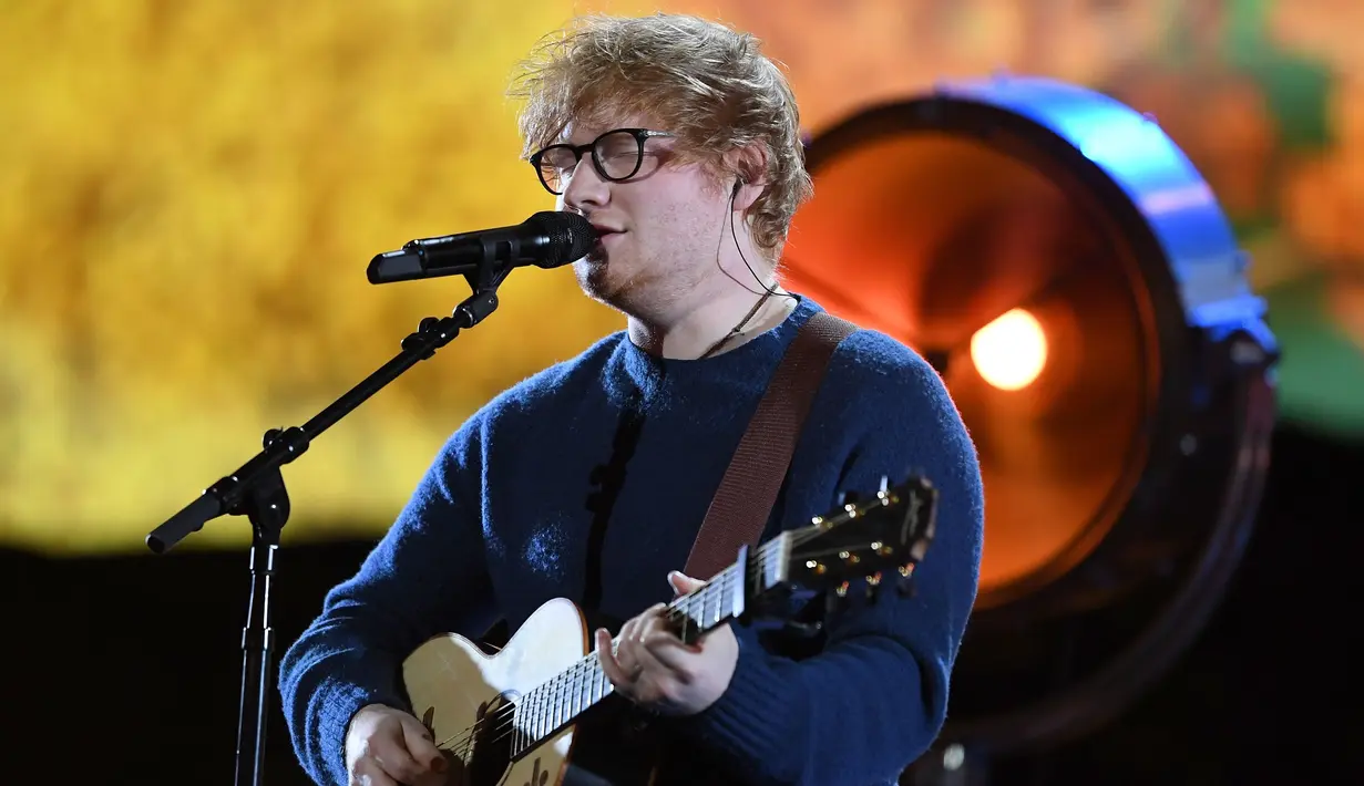 Momen Ed Sheerran mambawakan memainkan gitarnya merupakan salah satu yang dinanti-nanti. Namun tidak hanya itu saja, salah satu hal yang jarang terlihat adalah kombinasi antara Ed Sheeran, gitar dan kaca mata. (sumber: Liputan6.com/AFP)