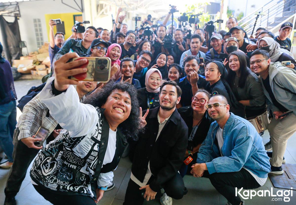 "Itu ranah keluarga sebenarnya. Tapi yang bisa saya ceritakan adalah saya ceritain 'Ini yang akan aku lakukan sayang, ini yang akan aku tata, ini yang akan aku ubah dari kesalahan-kesalahanku yang lain'. Dan akhirnya istriku percaya dan mendukung," tandas