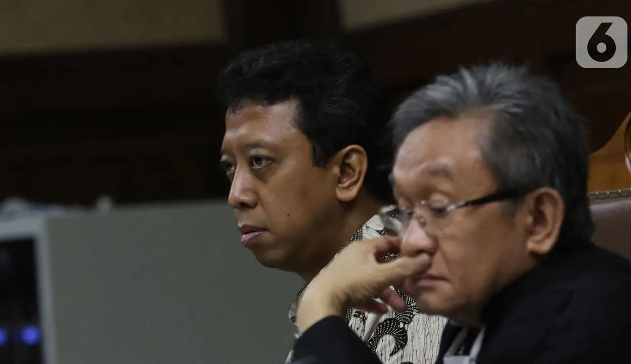 Terdakwa kasus suap jual beli jabatan di lingkungan Kementerian Agama Romahurmuziy menyimak keterangan saksi dalam sidang lanjutan di Pengadilan Tipikor, Jakarta, Rabu (6/11/2019). Persidangan tersebut mendengarkan keterangan lima saksi yang dihadirkan JPU KPK. (Liputan6.com/Herman Zakharia)