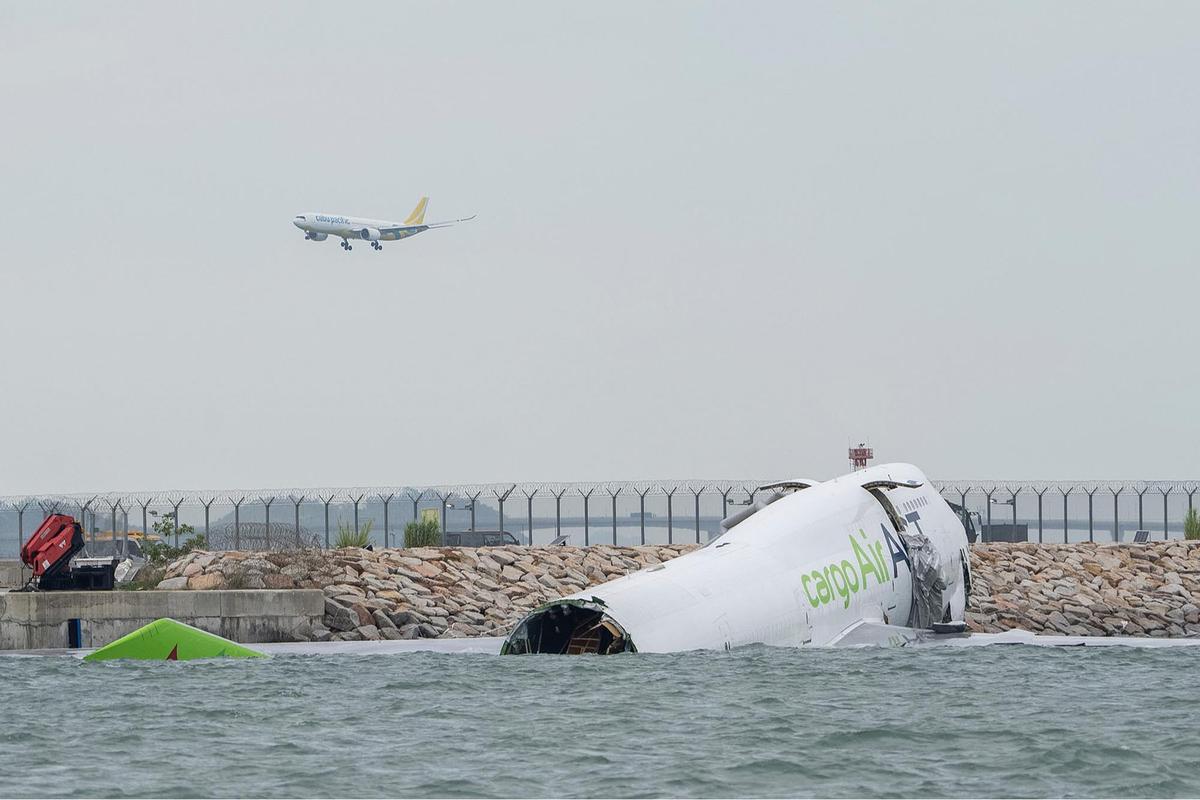 FOTO: Pesawat Kargo Tergelincir ke Laut di Bandara Hong Kong, Dua Tewas