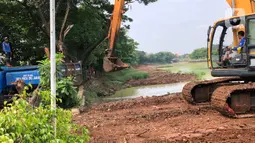 Petugas menggunakan alat berat untuk mengeruk lumpur di kawasan Setu Babakan, Jakarta, Rabu (21/10/2020). Gubernur DKI Jakarta Anies Baswedan mengatakan, program pengerukan lumpur kali, sungai, atau waduk di Jakarta akan dilakukan hingga akhir tahun 2020. (Liputan6.com/Immanuel Antonius)