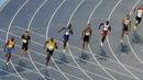 Usain Bolt mengalahkan tujuh pelari dunia lainnya untuk meraih emas ketiganya di nomor 200m olimpiade secara beruntun. (AP Photo/Mark Baker)