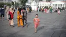 Seorang anak berjalan di kawasan wisata Kota Tua, Jakarta, Senin (23/1/2022). Kawasan wisata Kota Tua yang saat ini terbebas dari pedagang kaki lima (PKL) masih menjadi alternatif warga untuk mengisi liburan, termasuk cuti bersama menyambut perayaan Tahun Baru Imle 2023. (Liputan6.com/Faizal Fanani)