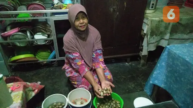 Proses pengolahan  telur puyuh asin (Hermawan Arifianto/Liputan6.com)