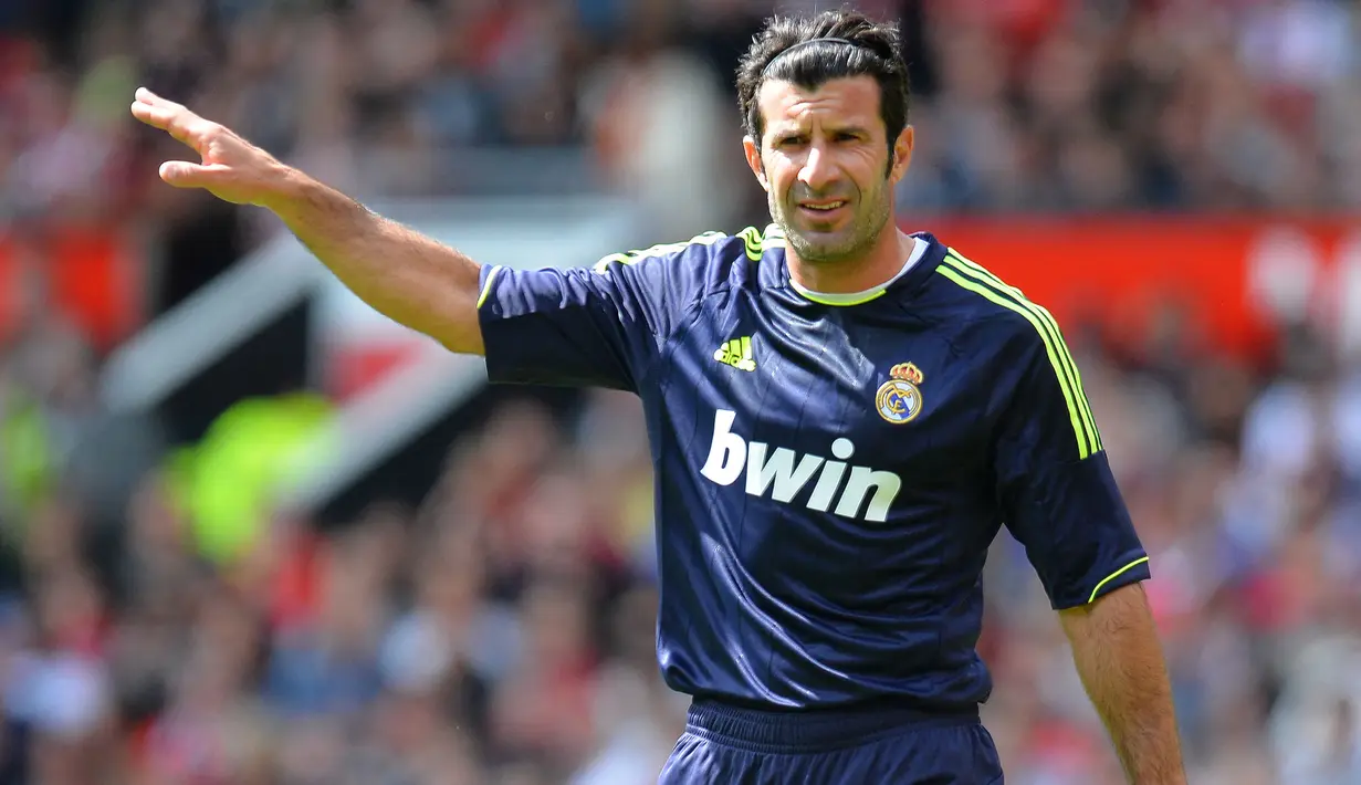 Luis Figo dicap sebagai penghianat oleh fans Barcelona setelah pindah menuju Real Madrid pada tahun 2000. Ia berhasil meraih banyak prestasi ketika berseragam Los Blancos. Dirinya harus meninggalkan Bernabeu menuju Inter Milan dengan status bebas transfer pada 2005 silam. (Foto: AFP/Andrew Yates)