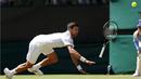 Petenis Serbia, Novak Djokovic, melempar raketnya saat berusaha menjangkau bola pukulan petenis AS, Sam Querrey, dalam turnamen tenis Wimbledon di All England Lawn Tennis & Croquet Club, Wimbledon, Inggris, (2/7/2016). (Reuters/Paul Childs)