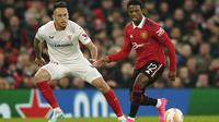 Bek Manchester United,&nbsp;Tyrell Malacia (kanan), melakukan gol bunuh saat timnya bersua Sevilla pada laga leg pertama perempat final Liga Europa di Old Trafford, Jumat (14/4/2023) dini hari WIB. Akibat blunder&nbsp;Malacia tersebut, MU ditahan 2-2 Sevilla. (AP Photo/Dave Thompson)