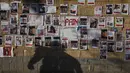 Puluhan poster kecil, masing-masing menggambarkan seorang warga Israel yang hilang, sementara sebuah tanda lain hanya bertuliskan satu kata, ditulis dengan warna merah terang: "Rasa sakit." (AP Photo/Ohad Zwigenberg)