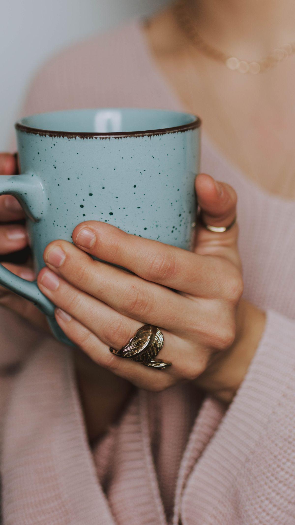 Jika kamu menyukai efek stimulan yang kuat dan rasa khas kopi, maka kopi bisa menjadi pilihan yang baik. Namun, jika kamu ingin merasa lebih tenang dan terhindar dari efek stimulan yang berlebihan, teh bisa menjadi alternatif yang baik.