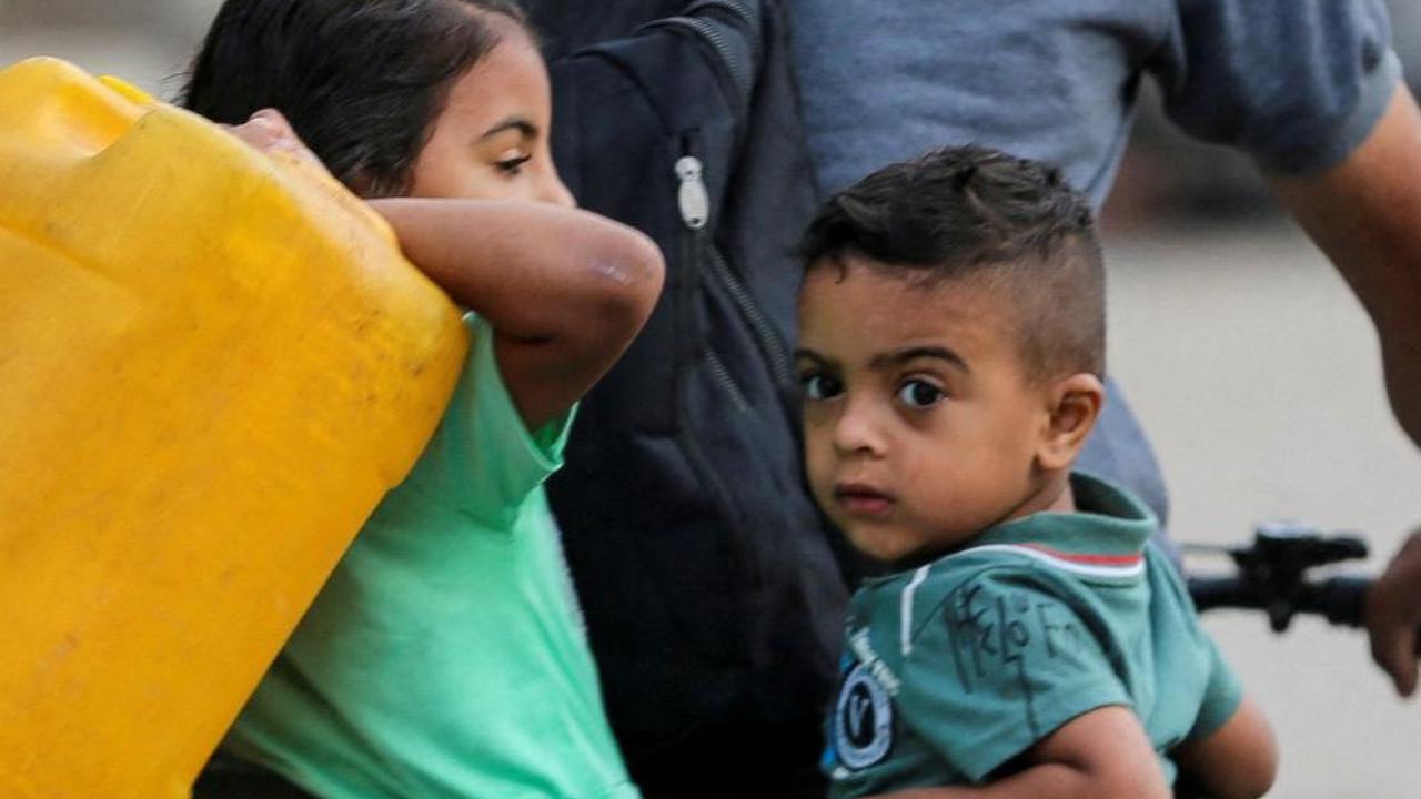 Kamp pengungsian yang seharusnya menjadi zona aman ternyata tak luput dari target serangan Israel.&nbsp;Foto: REUTERS/Hatem Khaled