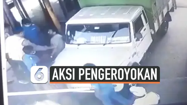 VIDEO: Rekaman Petugas Keroyok Dua Pengendara Mobil di Pintu Tol