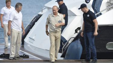 20150818-Vladimir Putin Coba Kapal Selam Mini-Rusia