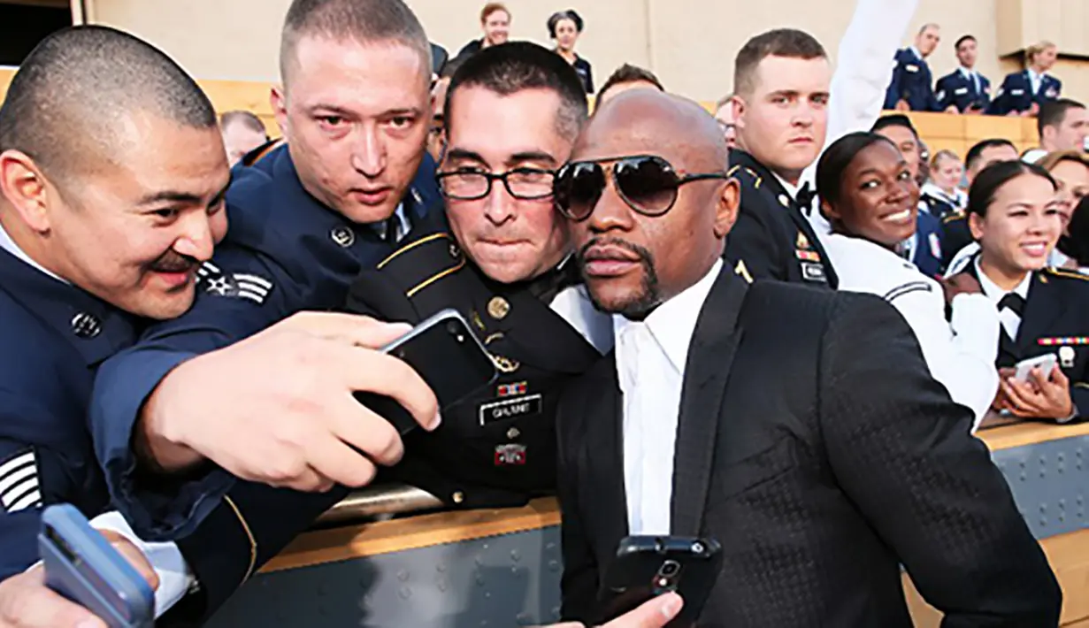 Petinju Floyd Mayweather Jr. foto bersama fans saat berada di California, AS, Sabtu (6/6/2015). Angka pembayaran gaji dan kemenangannya yang mencapai 285 miliar dollar AS membuatnya kaya raya. (AFP/Christopher Polk)