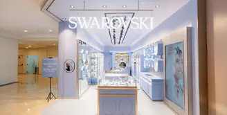 Swarovski telah menata ulang jaringan toko globalnya dengan tampilan baru. Menghadirkan keajaiban alam semesta yang mengkristal ke setiap lokasi. [ Foto dok: Swarovski]