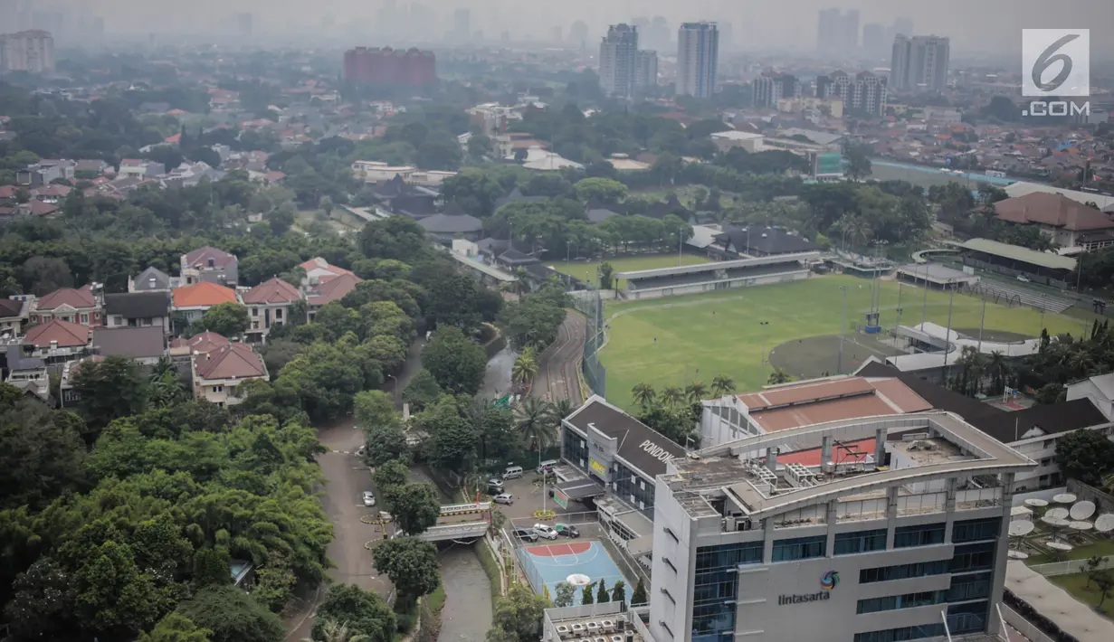 Sejumlah gedung bertingkat berada di antara ruang terbuka hijau (RTH) di kawasan Jakarta, Sabtu (6/4). Dinas Kehutanan DKI Jakarta mengganggarkan Rp 1,5 triliun untuk pengadaan tanah dengan peruntukan Ruang Terbuka Hijau (RTH) di tahun 2019. (Liputan6.com/Faizal Fanani)