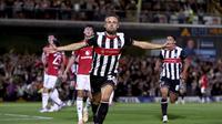 Penyerang Grimsby Town, Charles Vernam merayakan golnya ke gawang Manchester United di ajang Carabao Cup (Nigel French/PA via AP)