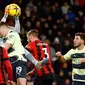 Kiper Bournemouth Neto (atas) melakukan penyelamatan di depan pemain Manchester City Julian Alvarez pada pertandingan sepak bola Liga Inggris di Vitality Stadium, Bournemouth, Inggris, 25 Februari 2023. Manchester City mengalahkan Bournemouth dengan skor 4-1. (AP Photo/David Cliff)