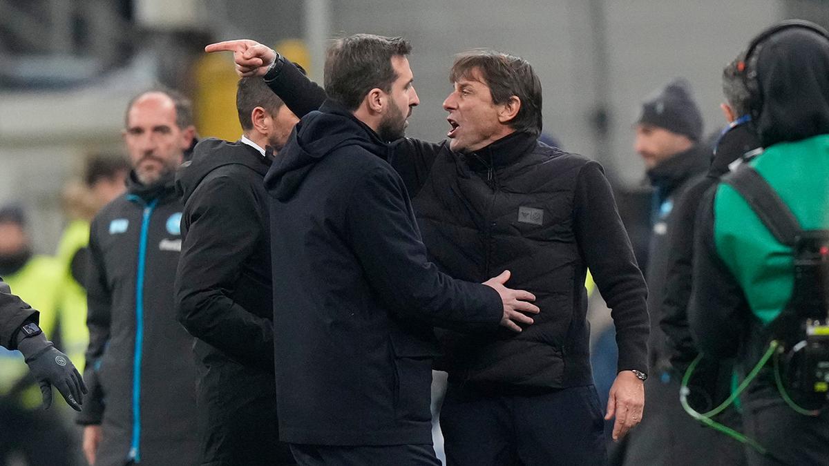 Antonio Conte Ngamuk di Muka Ofisial Keempat, Napoli Curi Poin di Markas Inter