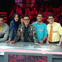 Dokter Boyke dan dr. Ryan Thamrin di sebuah acara kuis. (dok. Pribadi/Bintang.com)