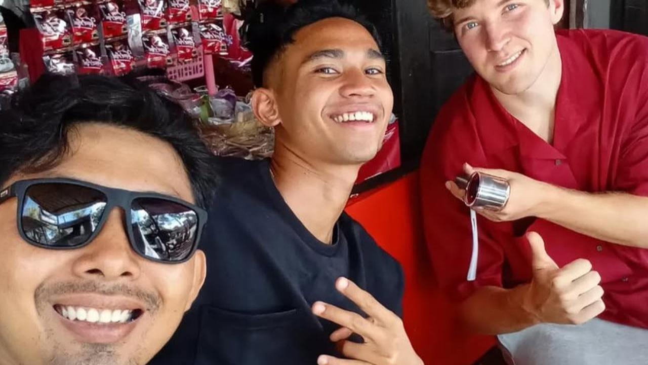 Bukan di Kafe, Marselino dan Ole Romeny Keciduk Pengemudi Ojol Nongkrong di Warkop, Begini Gayanya