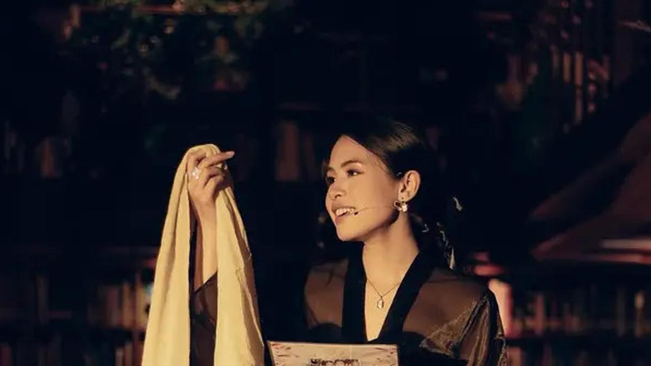 Tampilan Magis Maudy Ayunda Bacakan Puisi Perjalanan Cinta Habibie Ainun dengan Kebaya Tembus Pandang