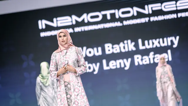 Debut Batik dalam Nuansa Glamor Karya Leny Rafael di ISEF 2022