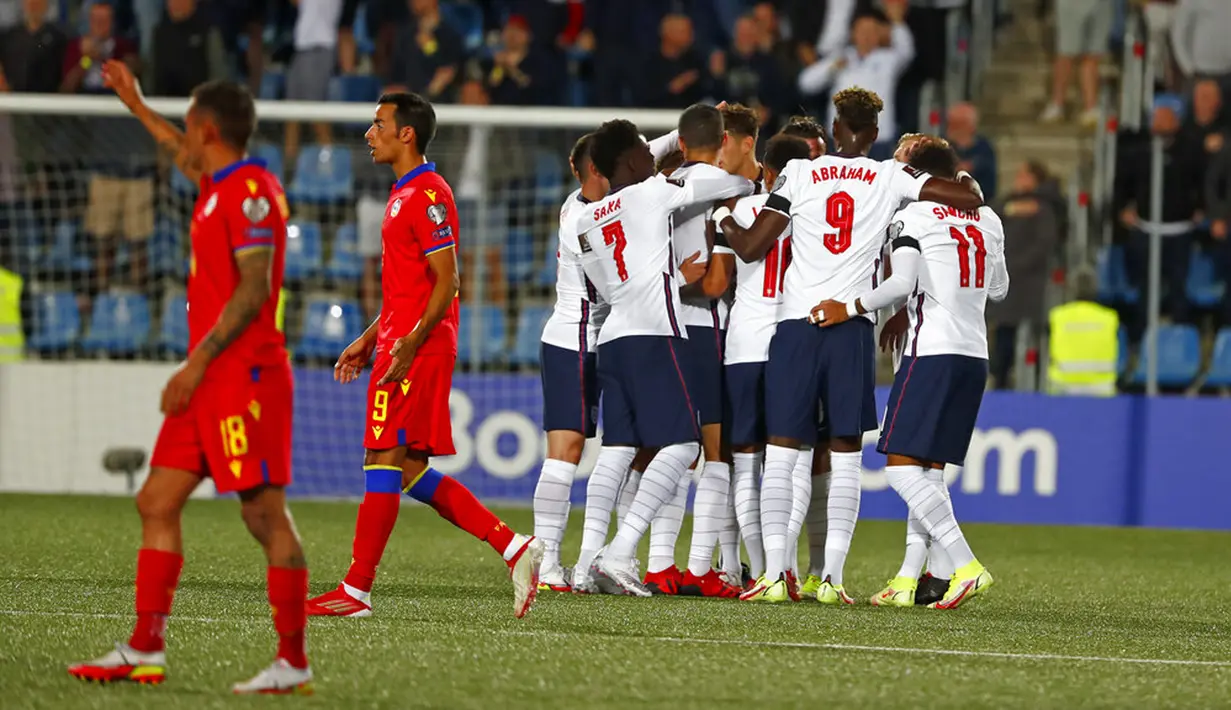 Para pemain Inggris melakukan selebrasi setelah Ben Chilwell mencetak gol ke gawang Andorra pada pertandingan kualifikasi Grup I Piala Dunia 2022 di National Stadium, Andorra la Vella, 9 Oktober 2021. Inggris menang 5-0. (AP Photo/Joan Monfort)