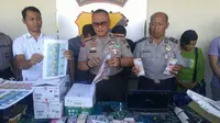 Kapolrestabes Semarang menunjukkan hasil cetakan uang palsu yang belum dipotong. (foto : Liputan6.com /Edhie Prayitno Ige)