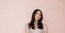 Alyssa Daguise terlihat elegan dengan beskap top modifikasi dengan jacquard pants berwarna krem. Tampilan kian maksimal dengan tas mini flap chanel bag dan sepatu pump dari  Manolo Blahnik. / Foto: Instagram Alyssa Daguise.