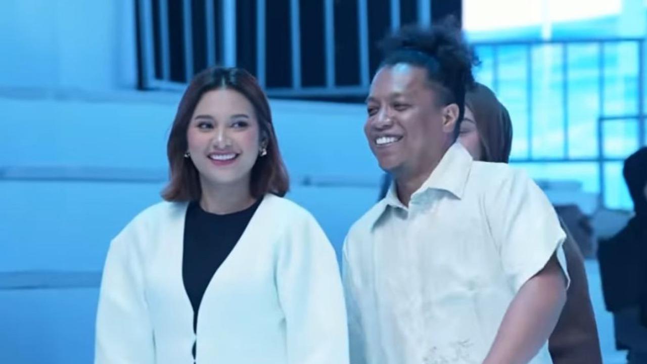 6 Pesona Indah Permatasari dan Arie Kriting Debut Fashion Show Bareng, Serasi di Runway