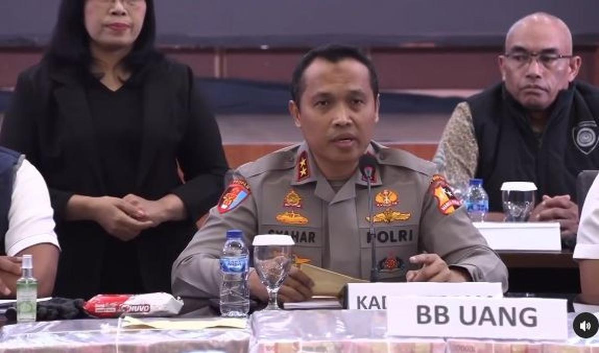 Syahar rupanya bukanlah orang sembarangan. Ia pernah menduduki sejumlah posisi penting di tubuh Polri. <br>