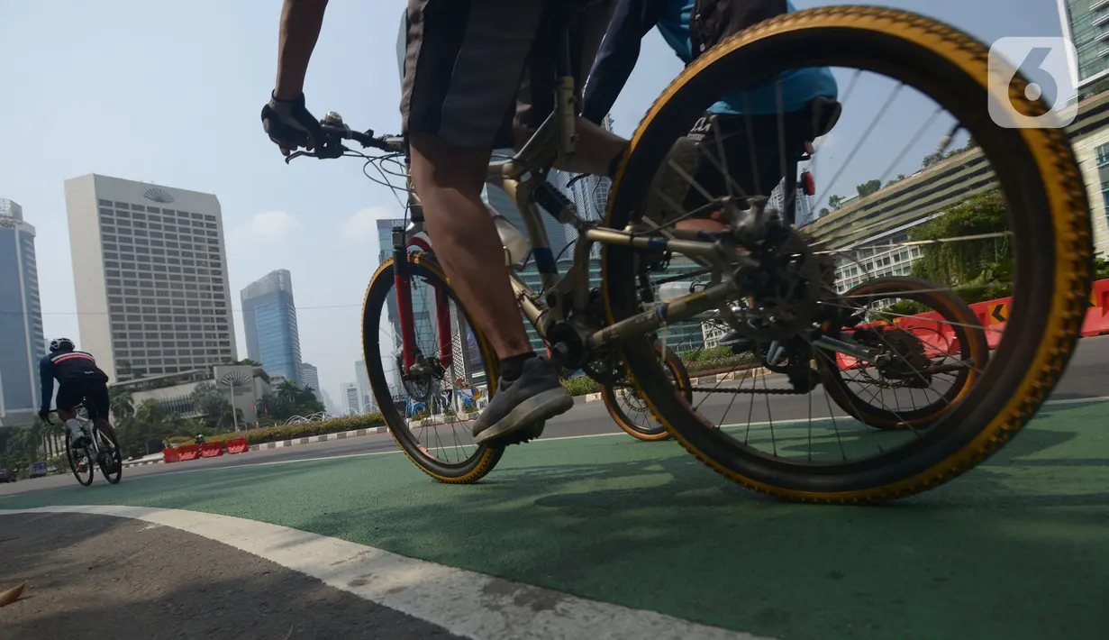 Pengendara sepeda melintasi kawasan Sudirman-Thamrin, Jakarta, Sabtu (16/10/2021). Polda Metro Jaya telah mengizinkan aktivitas olahraga bersepeda melintasi jalan umum mulai Sabtu (16/10), dengan tetap mengedepankan protokol kesehatan untuk mencegah penyebaran Covid-19. (merdeka.com/Imam Buhori)
