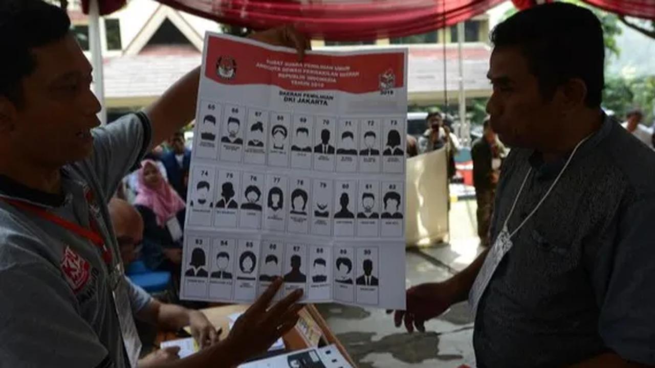 Junimart meminta Bawaslu fokus saja menjabatkan tugas pokok. Dia mengingatkan agar Bawaslu tidak bermanuver politik.