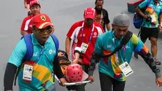Tim medis mengevakuasi skateboarder Malaysia Christina Grace Lai yang cedera saat melakukan pemanasan jelang final taman putri Asian Games 2018 di arena roller sport Jakabaring, Palembang, Rabu (29/8). (ANTARA FOTO/INASGOC/M N Kanwa)
